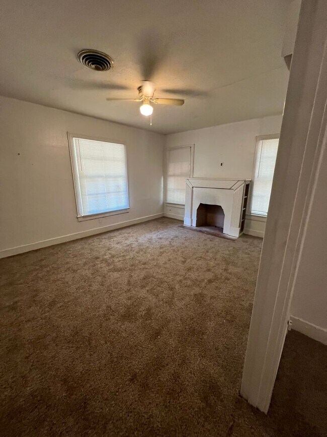 Building Photo - Large 3 Bedroom House