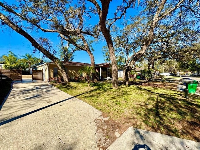 Building Photo - 8904 N Hamner Ave