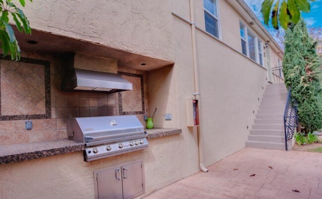 Building Photo - The Catalina Apartments