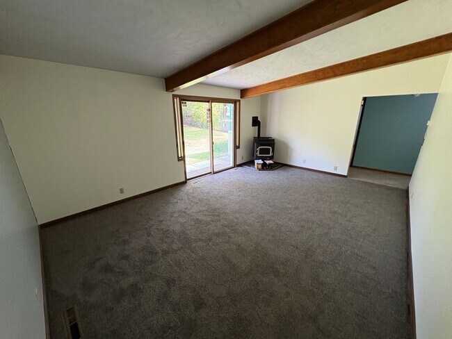 Foto del edificio - Spacious Home with Attached Garage & Fenced Backyard