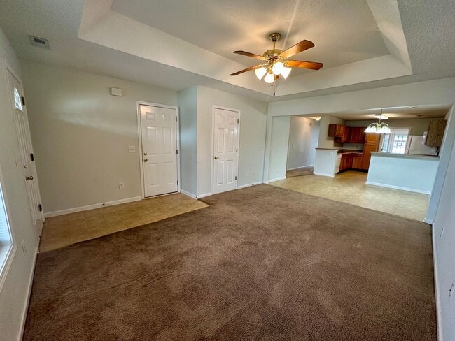 Building Photo - Conveniently Located Duplex!