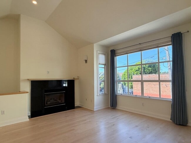 Building Photo - 85 Rousseau St