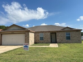 Building Photo - 2303 Gallop Dr