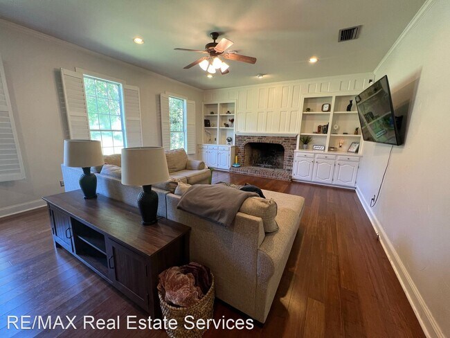 Foto del edificio - 4 br, 3 bath House - 6139 Dillingham Ave