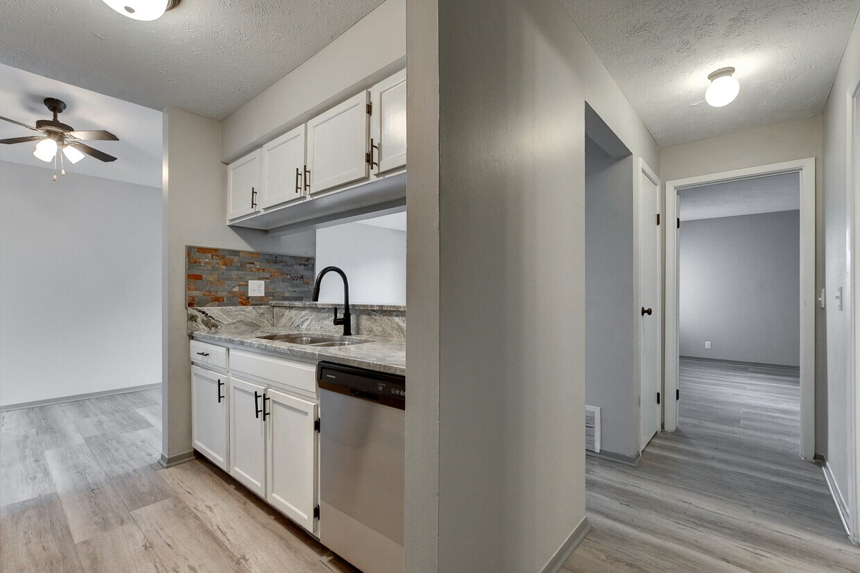 Primary Photo - 3704 N 109th Plz