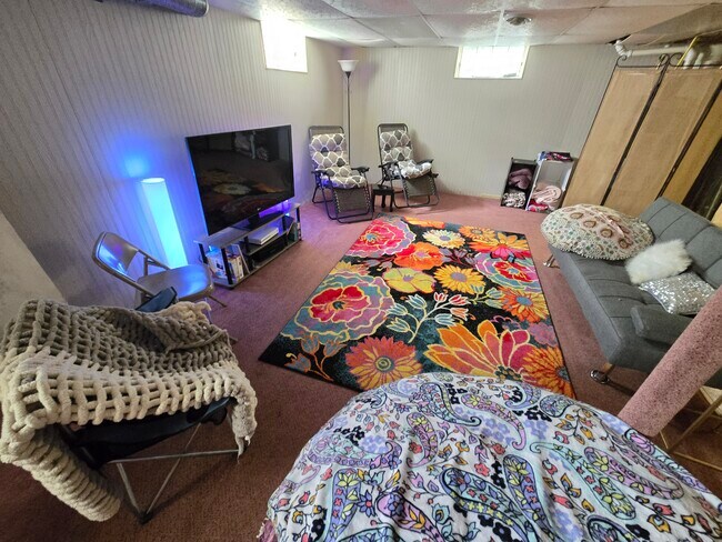 Entrada privada a su propio espacio habitable. - 6874 Joanne Cir N