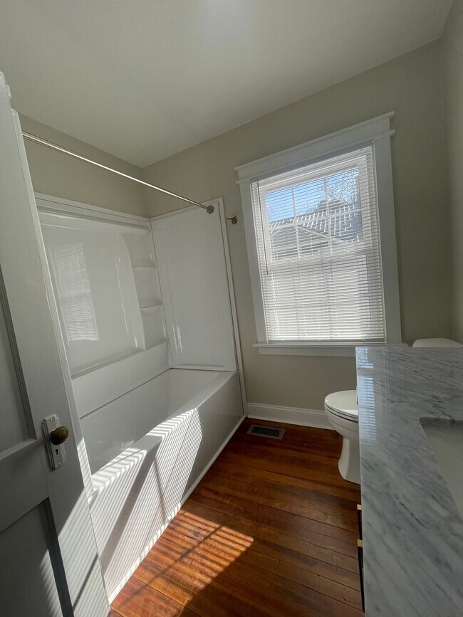 Foto del edificio - 713 E 2nd St