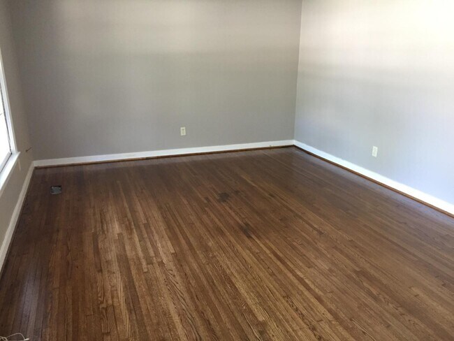 Building Photo - 897 Twin Lake Dr NE