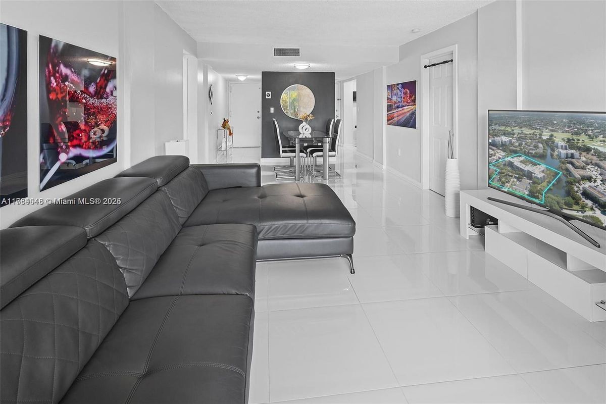 Foto principal - 14250 SW 62nd St