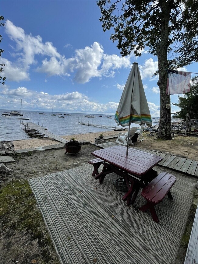 Foto del edificio - 73 Sebago Rd