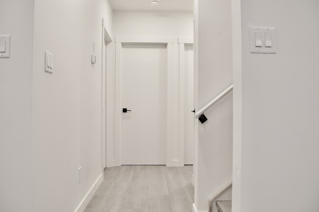 Building Photo - 9938 162 St NW