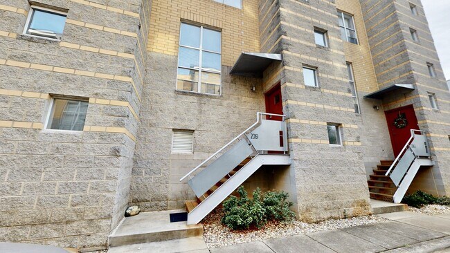 Foto del edificio - 2061 Atherton Heights Ln