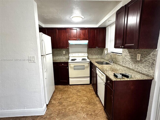 Building Photo - 1525 NE 135th St