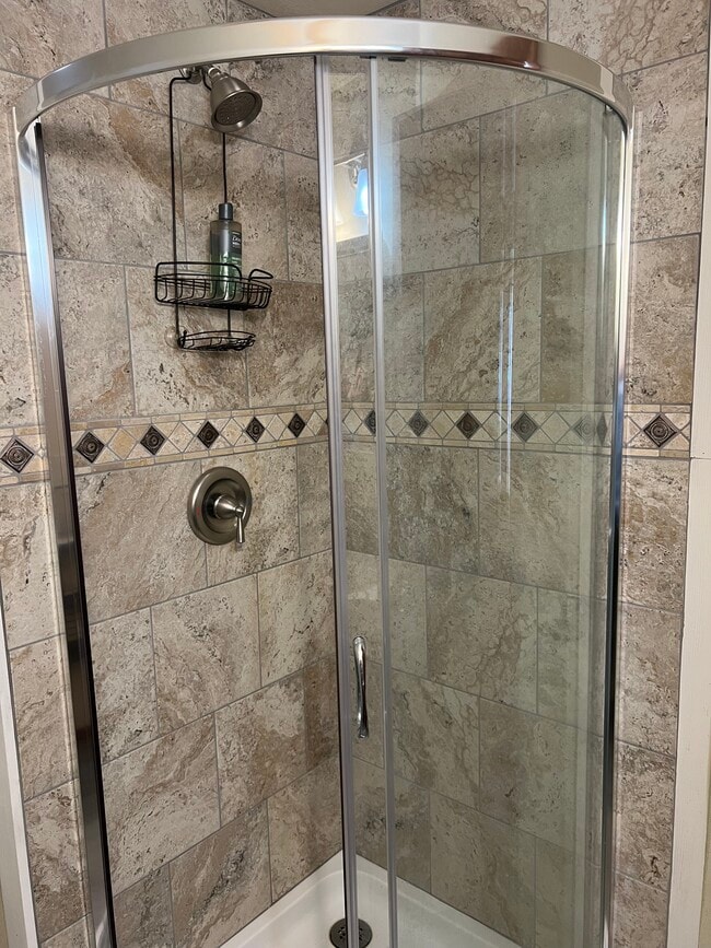 Shower - 12191 Tecumseh Trl