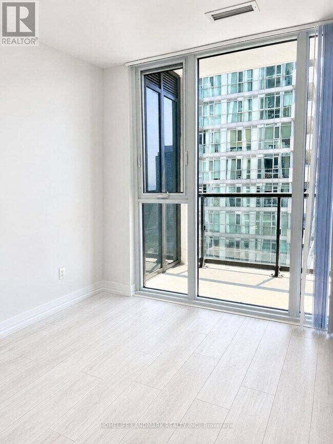 Photo du bâtiment - 400 King St W
