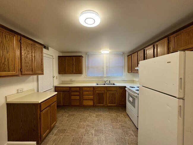 Foto del edificio - CHARMING MAIN LEVEL 1 BEDROOM APT NEAR THE...