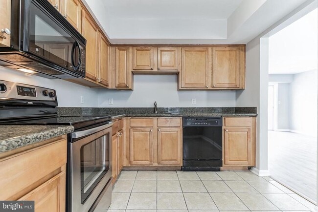 Building Photo - 3179 Summit Square Dr