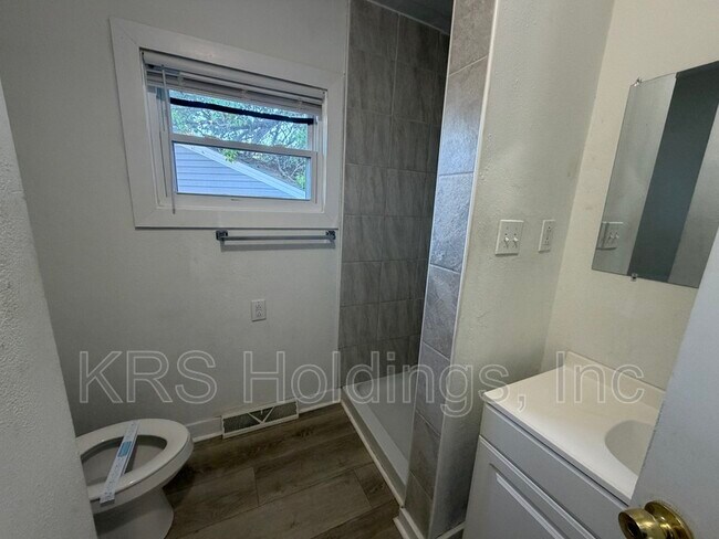 Foto del edificio - 903 Freedom Ave