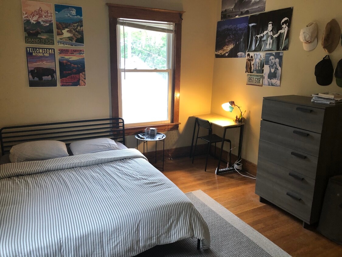 Large bedrooms - 1117 Foster St