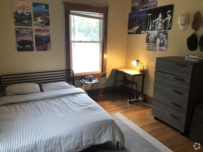 Large bedrooms - 1117 Foster St
