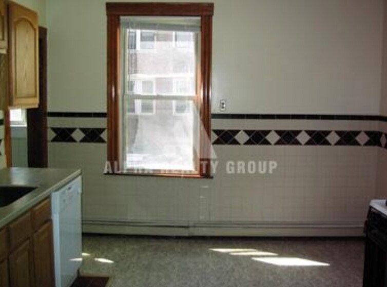 Primary Photo - 132 Glenville Ave