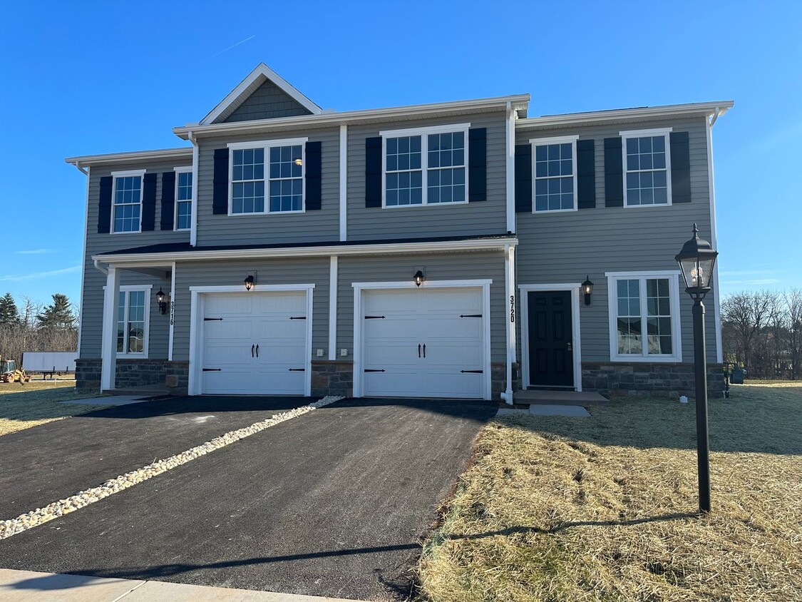 Foto principal - $100 Off Special- NEW Duplexes with garage