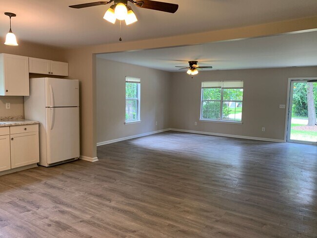 Building Photo - 2112 Wisteria Dr
