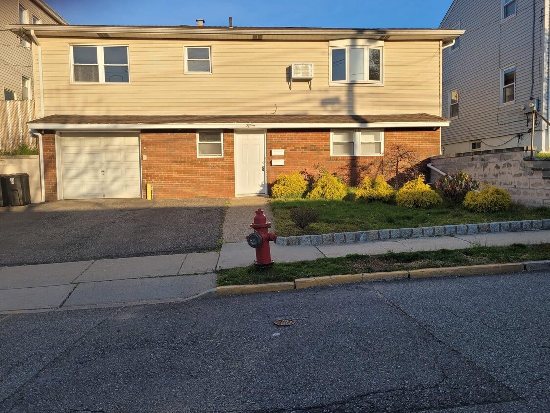 15 Dell Glen Ave, Lodi, NJ 07644 House Rental in Lodi, NJ