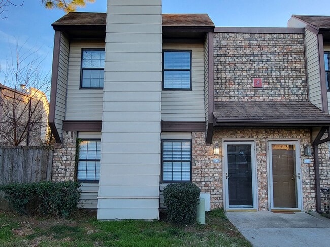 Building Photo - 2 Bedroom 1.5 Bathroom Townhouse in Norman with granite countertops and central heat and air