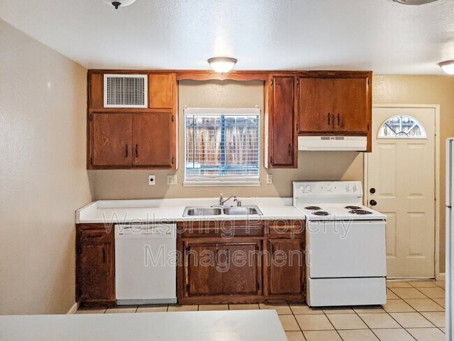 Foto del edificio - 515 E Ridgecrest Blvd