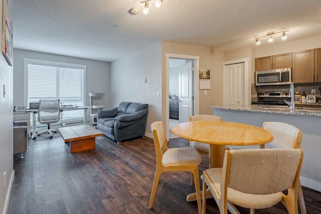 Building Photo - 20 Kincora Glen Pike NW