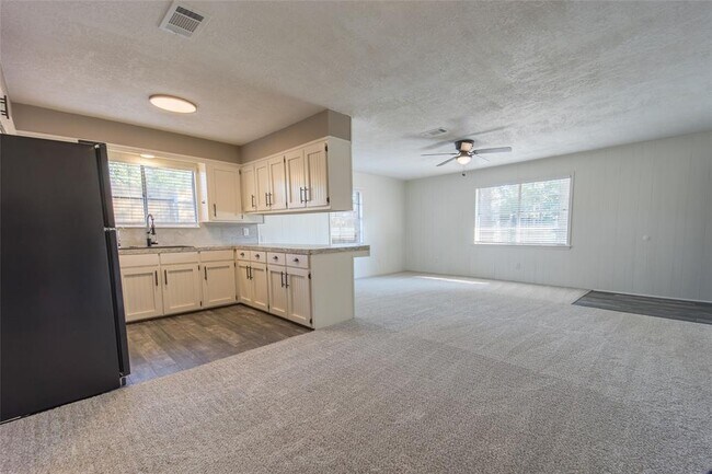 Building Photo - 17411 Strack Dr