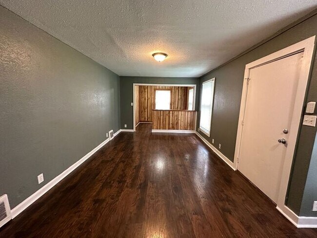 Building Photo - Cozy 2 bedroom, 1 bathroom home in Raytown...