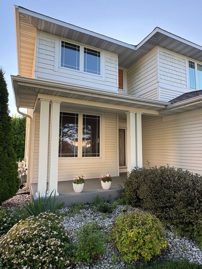 Building Photo - Beautiful 5 Bed Executive Home! Pet Friend...