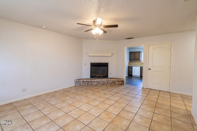 Building Photo - 2913 S Bandera Dr