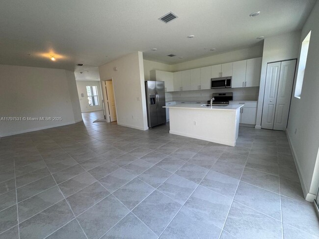 Foto del edificio - 18438 SW 2nd St