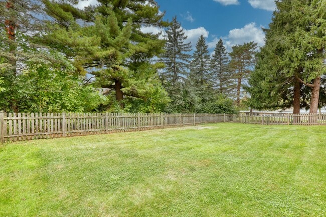 Building Photo - 645 Hi View Ct