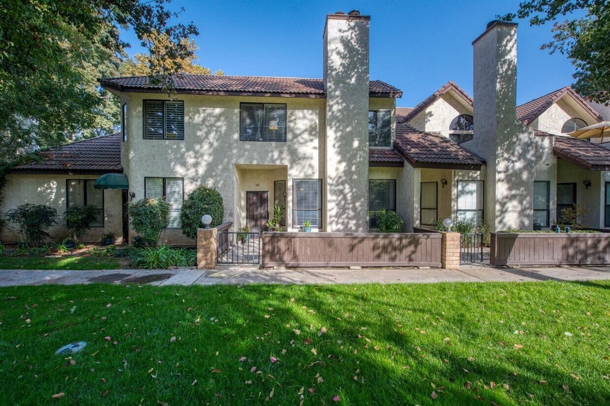Foto principal - 3/2.5 Executive Condo in Downtown Fresno (...