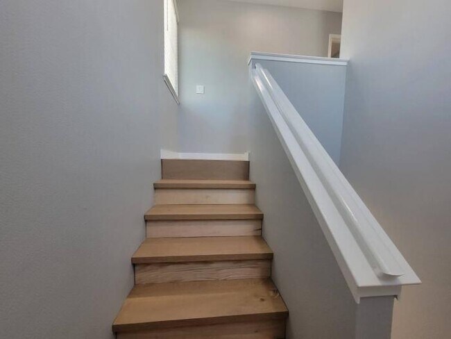 Building Photo - 3 bedroom in Oakland CA 94606