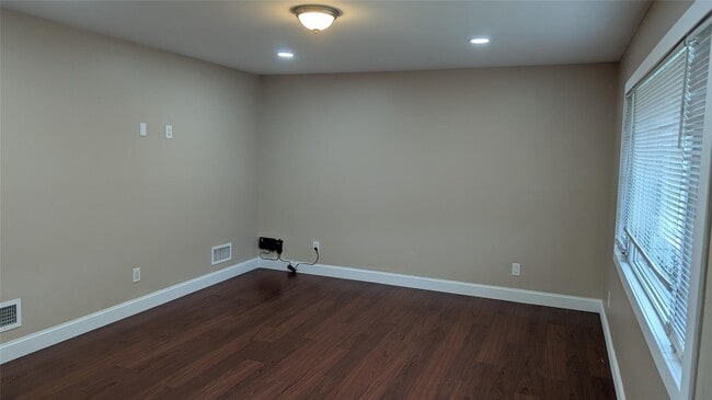 Foto del edificio - 476 Whittier Ave