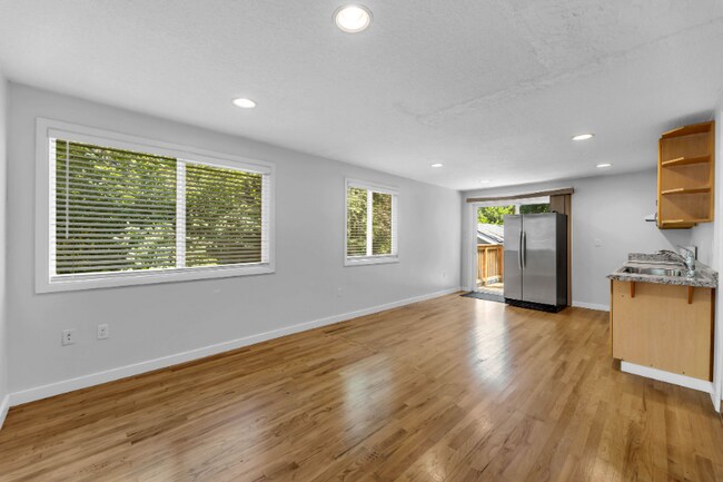 Building Photo - 944 NE 155th Ave