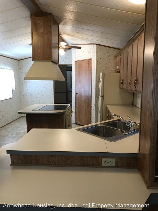 Foto del edificio - 8415 E Harney Ln
