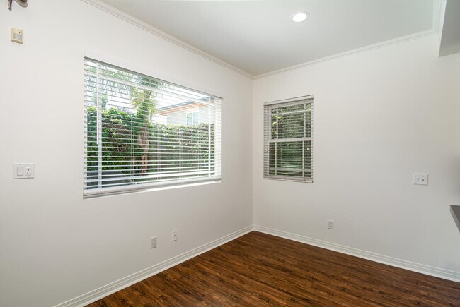 Foto del edificio - 12942 Gilmore Ave