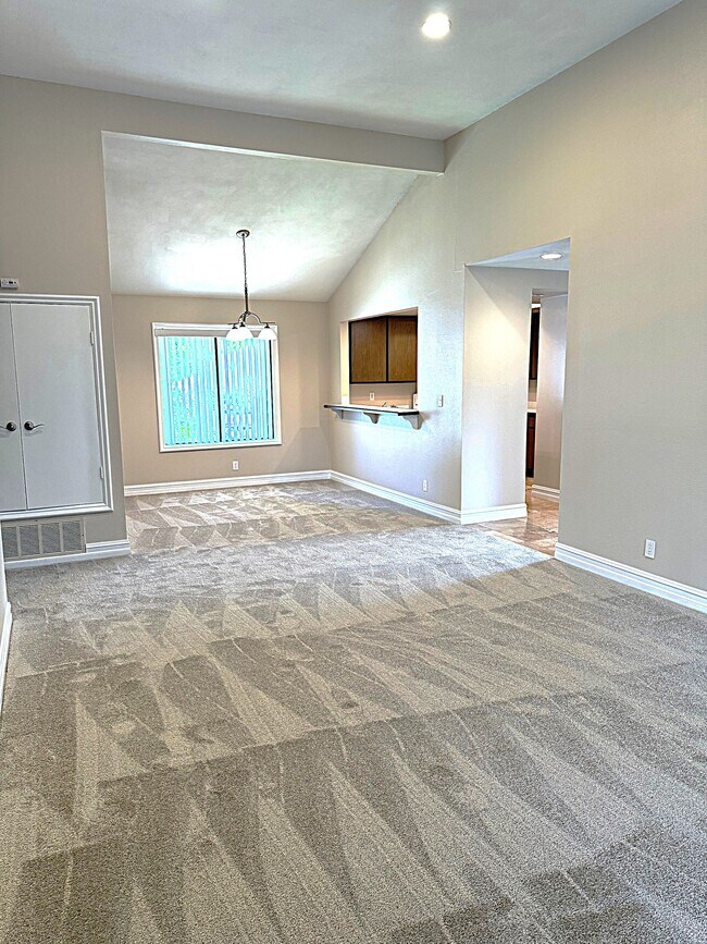 Building Photo - 545 S Ranch View Cir