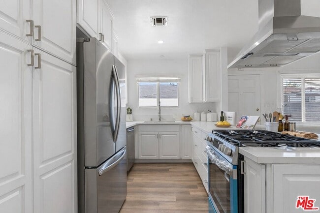 Foto del edificio - 9588 W Olympic Blvd