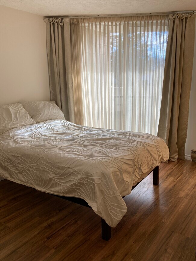 Photo du bâtiment - 2210 Cadboro Bay Rd