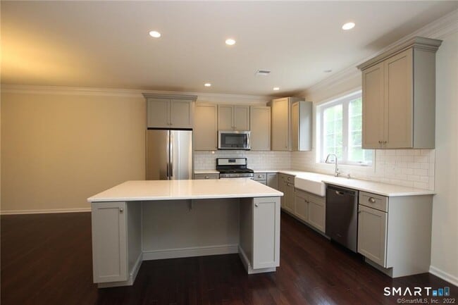 Building Photo - 10 Moorland Dr