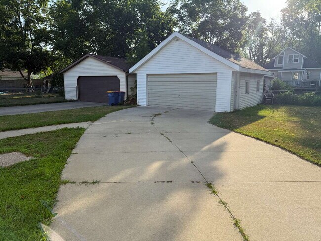 Foto del edificio - Charming 4 Bedroom Home with 2 Full Baths in Grand Rapids