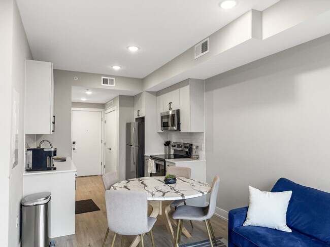 Building Photo - 901 Canal St