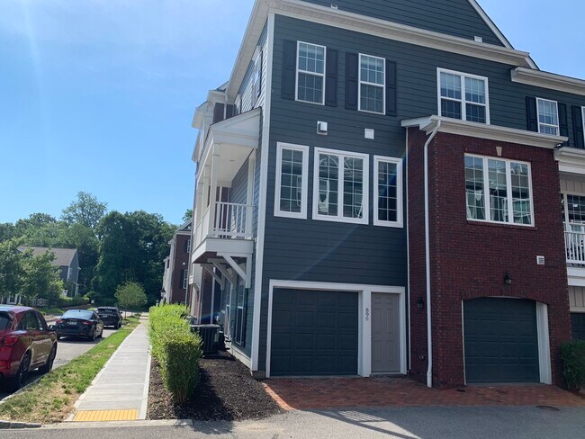 Building Photo - 896 Elmhurst Way